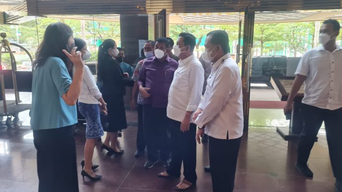 Gubernur Ansar saat mendatangi hotel Harmoni Batam F, ist