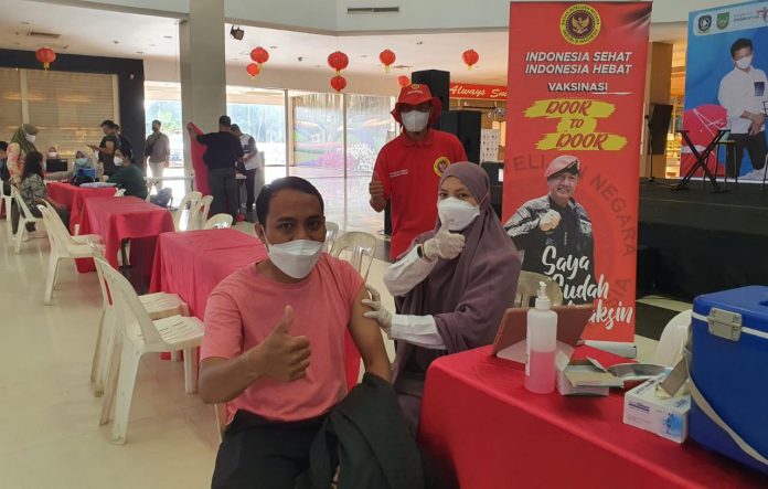 Salah satu warga di Batam menerima vaksin booster F, ist