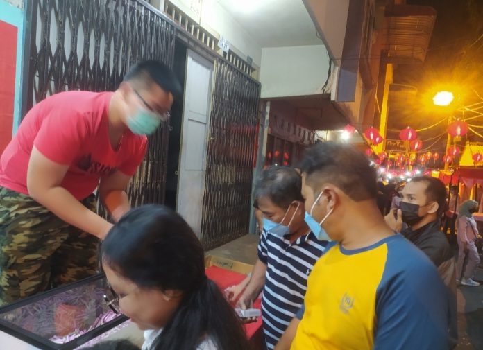 Bazar imlek ramai dikunjungi warga. Ini menjadi salah satu pertanda pertumbuhan ekonomi semakin meningkat F, Rinto