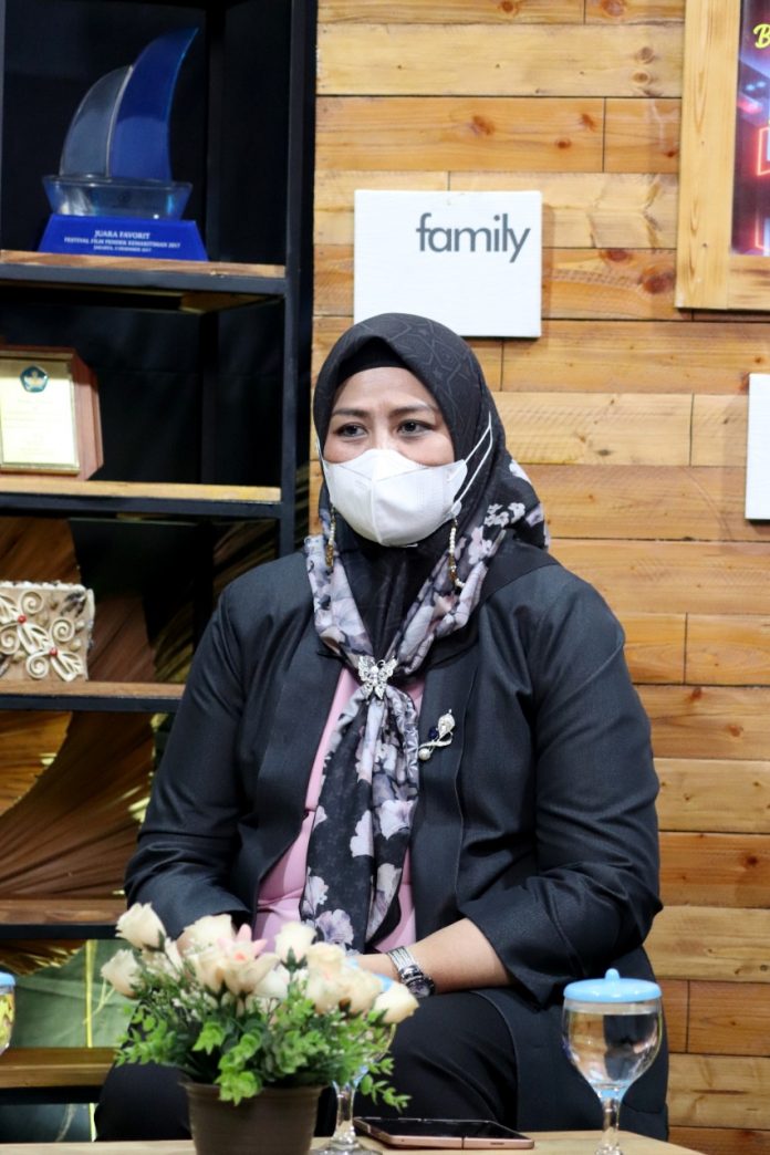 Dewi Ansar Jadi Narsum di Acara Talk Show Bahas Soal Kanker F,ist