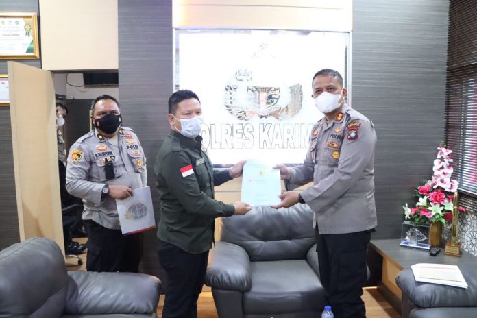 Penyerahan sertifikat tanah dilaksanakan melalui pertemuan Kapolres Karimun AKBP Tony Pantano, dengan Kepala Pertanahan Kabupaten Karimun, Junaedi Hutasoit F,ist