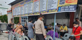 Polres Karimun Gelar Vaksinasi Massal Lanjutan (Booster) Serentak di Indonesia Warga Karimun saat antri untuk menerima vaksinasi Booster F,ist