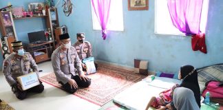Kapolres Karimun Bantu Anak Pengidap Kanker Kapolres Karimun AKBP Tony Pantano,di dampingKasat Binmas Polres Karimun membantu anak umur 4 tahun pengidap penyakit Kanker Abdomen F,ist
