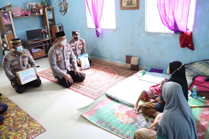 Kapolres Karimun AKBP Tony Pantano,di dampingKasat Binmas Polres Karimun membantu anak umur 4 tahun pengidap penyakit Kanker Abdomen F,ist