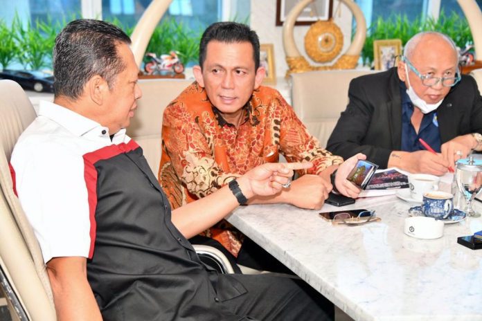 Gubernur Kepri Ansar Ahmad saat berbincang dengan Ketua Umum Ikatan Motor Indonesia (IMI) Pusat, Bambang Soesatyo F,ist