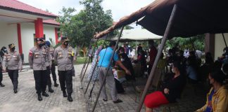 Kejar Target, Polda Kepri Gelar Vaksinasi Massal Serentak di Mako Brimob Wakapolda Kepri Brigjen Pol Drs. Rudi Pranoto meninjau pelaksanaan vaksinasi di Mako Brimob Polda Kepri F,ist