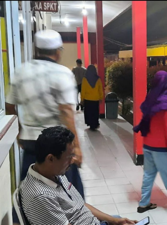 Korban berbaju kuning mendatangi Polresta Tanjungpinang membuat aduan kekerasan yang dialaminya F,Riko