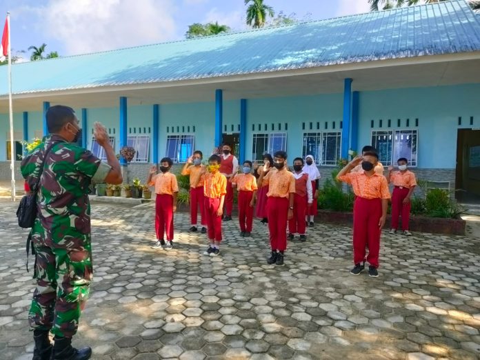 Babinsa Sri Bintan Koramil 03/0315 Tanjungpinang, Serka Supriyanto melaksanakan sosialisasi tentang Salam Pancasila kepada siswa-siswi Sekolah Dasar Negeri 006 Teluk Sebong Desa Sri Bintan