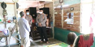 Kapolres Karimun Bantu Warga Pengidap Kanker dan Panti Asuhan Baiturrahmah Kapolres Karimun AKBP Tony Pantano, di damping oleh Kasat Binmas Polres Karimun bantu warga pengidap kanker F,ist