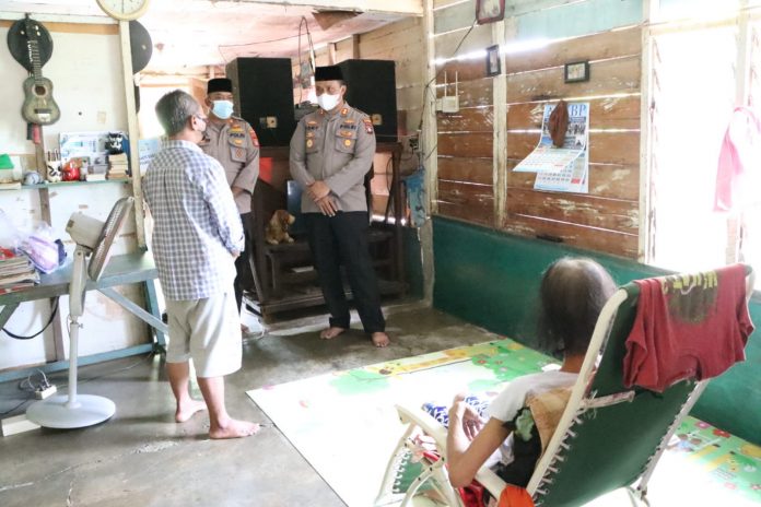 Kapolres Karimun AKBP Tony Pantano, di damping oleh Kasat Binmas Polres Karimun bantu warga pengidap kanker F,ist