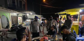 Tekan Penyebaran Covid-19, Polres Karimun dan Bintan Gencar Patroli Yustisi Personel polisi mengingatkan warga agar memakai masker dengan benar F,ist