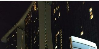 Singapura Hapus Karantina, Pelancong Cukup Vaksin Dosis Penuh dan Antigen Seorang pelancong menikmati malam di Singapura. Singapura mulai 1 April tidak lagi terapkan karantina F,dok