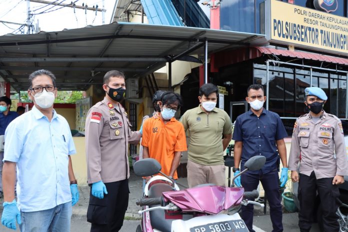 Maulana ditangkap tim Polsek Tanjungpinang Kota setelah membawa kabur sepedamotor yang direntalnya F,ist