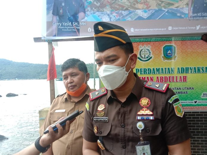 Kepala Cabang Kejaksaan Negeri Natuna di Tarempa, Roy Huffington Harahap F,ist