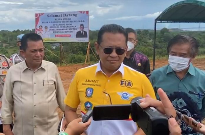 Ketua MPR Bambang Soesatyo bersama Gubernur Kepulauan Riau Ansar Ahmad meninjau titik pendaratan (landing point) Jembatan Batam-Bintan (Babin) f,IST