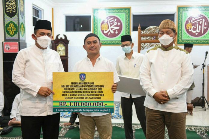 Gubernur beri bantuan dana hibah kepada Masjid Al Mukminin dan TPQ Al Ikhlas di Masjid Al Mukminin F, ist