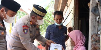 Polres Karimun Kembali Bantu Ibu Rumahtangga di Jumat Berkah Seorang ibu di Karimun mendapat bantuan dari Polres Karimun F, ist