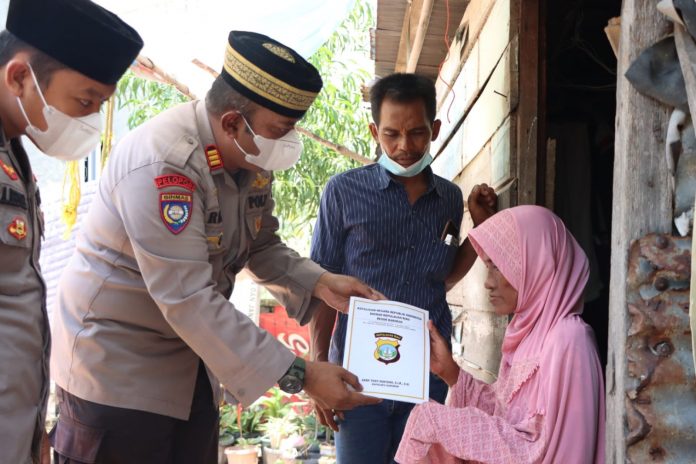 Seorang ibu di Karimun mendapat bantuan dari Polres Karimun F, ist