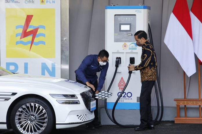 Presiden Jokowi meresmikan Stasiun Pengisian Kendaraan Listrik Umum (SPKLU) dengan tipe ultra fast charging pertama di Indonesia f,PLN