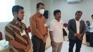 Foto nomor 2 dari kanan Wakil Ketua Umum PPTSB Pusat Dr. Timbul Sinaga. Didampingi Ketua Panitia Muswil St. Sahat MT Sinaga dan Juliadi Halomoan Sinaga. f, PPTSB