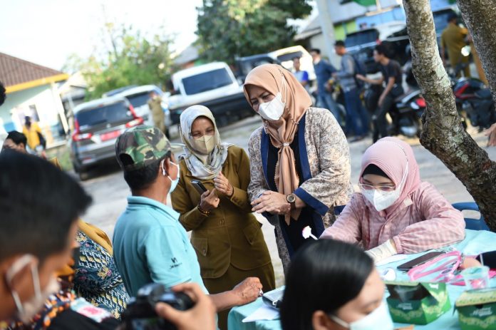 Ketua TP-PKK Provinsi Kepulauan Riau Dewi Kumalasari Ansar  bersilaturahmi dan dialog dengan masyarakat pesisir di Kampung Panglong, Desa Berate, Bintan f,ist