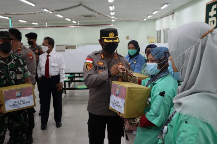 Kapolda Kepri Irjen Pol Dr. Aris Budiman, M.Si melakukan peninjauan vaksinasi di Kawasan Bintan Industrial Estatte (BIE), Rabu (30/3) F,ist