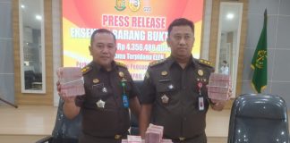 Kejari Tanjungpinang Sita Rp4,3 Miliar dari Terpidana Elen Perkara TPPU Kejaksaan Negeri Tanjungpinang melaksanakan eksekusi barang bukti sebesar Rp4.356.488.304,72 atas nama terpidana Elen perkara tindak pidana pencucian uang (TPPU) Selasa (12/4) F,Rinto