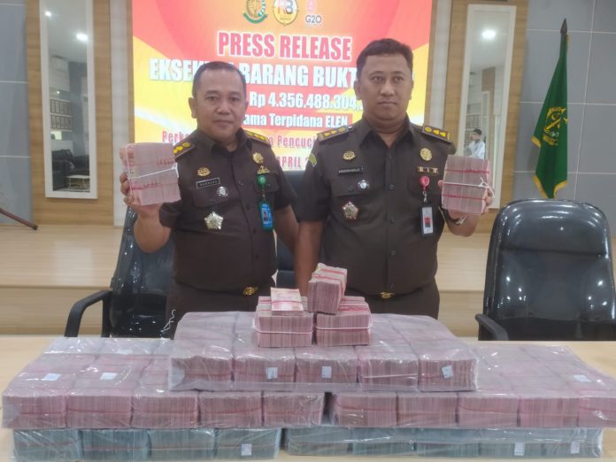 Kejaksaan Negeri Tanjungpinang melaksanakan eksekusi barang bukti sebesar Rp4.356.488.304,72 atas nama terpidana Elen perkara tindak pidana pencucian uang (TPPU) Selasa (12/4) F,Rinto
