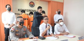 Tiga Pelangsir Solar Ditangkap Dit Reskrimsus Polda Kepri Polisi meringkus tiga orang terduga pelangsir BBM jenis solar di SPBU Tembesi dan Taman SP Plaza, Tembesi, Kecamatan Batu Aji Kota Batam F,ist