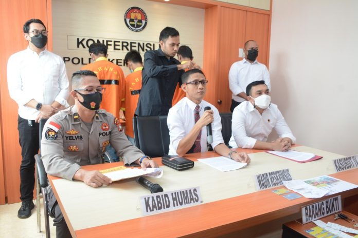 Polisi meringkus tiga orang terduga pelangsir BBM jenis solar di SPBU Tembesi dan Taman SP Plaza, Tembesi, Kecamatan Batu Aji Kota Batam F,ist