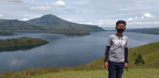 Menpar Dorong Biro Perjalanan Dukung Pengembangan Desa Wisata Tanah Air Seorang anak berfoto di salah satu tempat wisata di Samosir. Menpar Dorong Biro Perjalanan Dukung Pengembangan Desa Wisata Tanah Air F,Rinto