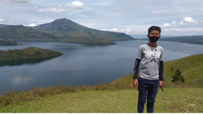 Seorang anak berfoto di salah satu tempat wisata di Samosir. Menpar Dorong Biro Perjalanan Dukung Pengembangan Desa Wisata Tanah Air F,Rinto