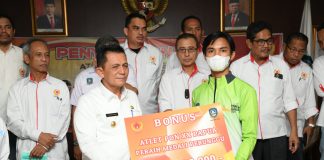 Gubernur Ansar Serahkan Bonus Untuk Atlet dan Pelatih Berprestasi PON XX Papua 2021 Gubernur Kepri, Ansar Ahmad memberikan apresiasi kepada atlet yang berprestasi pada beberapa cabang olahraga yang telah meraih medali baik emas, perak, maupun perunggu F,ist