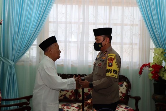 Kapolresta Tanjungpinang AKBP Heribertus Ompusunggu, jalin silaturahmi dengan Ketua LAM Provinsi Kepri H. Abdul Razak dan Ketua LAM Kota Tanjungpinang H. M. Juramadi Esram F,ist