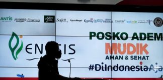 Sandiaga Harapkan Libur Lebaran Tingkatkan Sektor Pariwisata dan Ekonomi Kreatif Menteri Pariwisata dan Ekonomi Kreatif/Kepala Badan Pariwisata dan Ekonomi Kreatif Sandiaga Salahuddin Uno berharap libur lebaran dan mudik 2022 menjadi momentum yang kuat dalam upaya mendorong kebangkitan ekonomi, khususnya melalui sektor pariwisata dan ekonomi kreatif f,ist