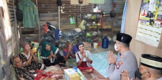 Kapolres Karimun Bantu Lansia Sakit Stroke Kapolres Karimun AKBP Tony Pantano membantu warga lansia yang sudah sakit stroke F, ist