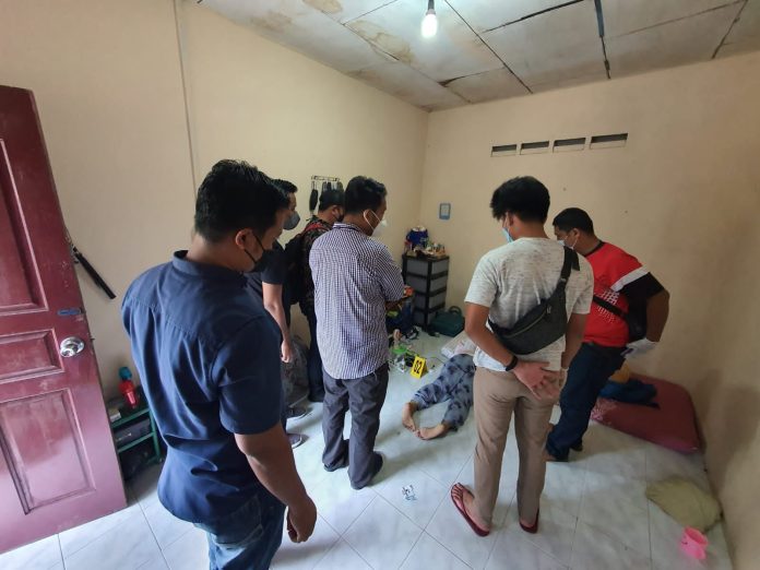 Polisi mendatangi kamar korban yang sudah tak bernyawa F, ist