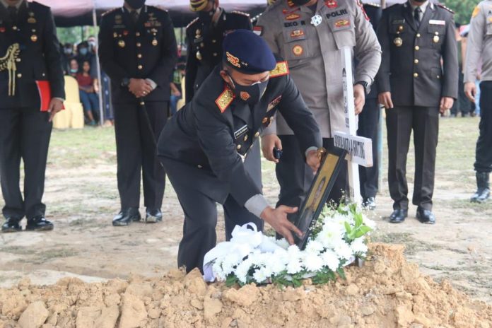 Kapolda Kepri Irjen Pol Dr. Aris Budiman, hari ini Senin (4/4) memimpin langsung upacara pemakaman Personel Sat Brimob Polda Kepulauan Riau Bripda Noza Anggray Ginting yang meninggal dalam Penugasan Operasi Mandago Raya Tahun 2022 di Poso, Sulawesi Tengah pada tanggal 1 April 2022 F, ist
