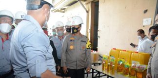 Cek Ketersediaan Minyak Goreng, Kapolda Kepri Sebut Stok Cukup untuk Masyarakat Kepri Kapolda Kepri Irjen Pol Dr.Aris Budiman, lakukan pemantauan ketersediaan pasokan minyak goreng ke sejumlah distributor dan pasar di Batam, Selasa (5/4) F, ist.