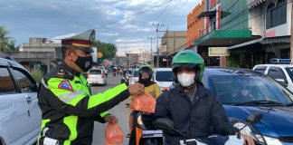 Meriahkan Ramadhan, Satlantas Karimun Bagi Takjil Personel Lantas Polres Karimun bagikan takjil bagi pengendara F, ist