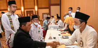 Gubernur Ansar Serahkan Zakat ke Baznas Kepri Gubernur Ansar Serahkan Zakat ke Baznas Kepri F, ist