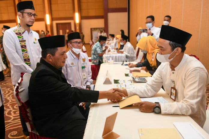 Gubernur Ansar Serahkan Zakat ke Baznas Kepri F, ist