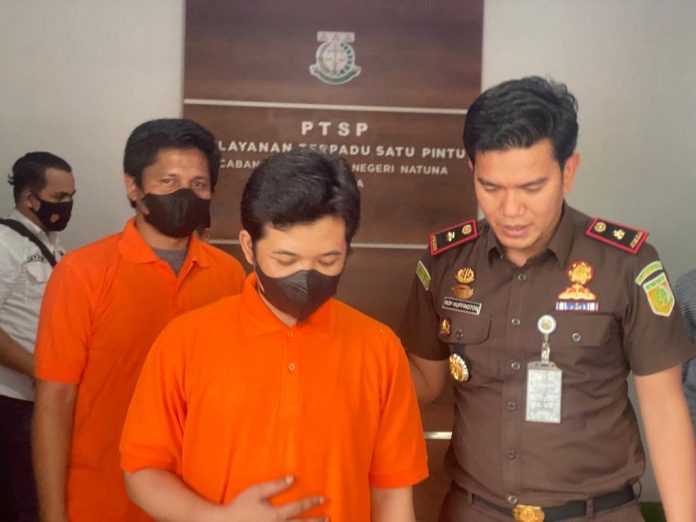 Dua tersangka dugaan korupsi APBDes Desa Matak tahun anggaran 2019 bersama Kepala Cabang Kejaksaan Negeri Natuna di Tarempa, Roy Huffington Harahap F, ist