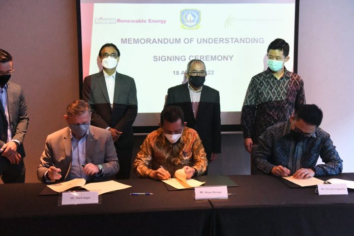 Kerja sama pembangunan mega proyek pembangunan PLTS senilai Rp71,8 triliun atau lebih dari US$5 miliar yang mencakup pembangunan lebih dari 3,5 GW Solar PV dan lebih dari 12 GWh penyimpanan baterai di Kepri ini ditandai dengan penandatanganan nota kesepahaman (Memorandum of Understanding – MoU) antara Pemprov Kepri dengan Quantum Power Asia dan ib vogt di Kedutaan Besar Indonesia di Singapura, Selasa, (19/4) F, ist