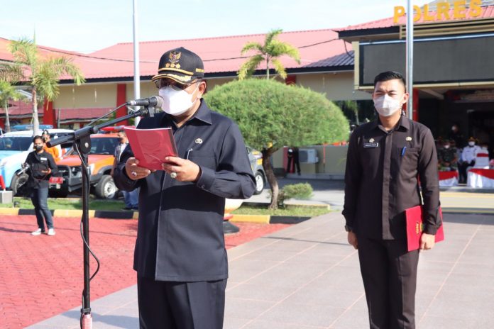 Bupati Karimun H. Aunur Rafiq bertindak selaku Irup pada apel yang ditempatkan di halaman Apel Sarja Arya Racana Polres Karimun, Jumat 22 April 2022. f, ist
