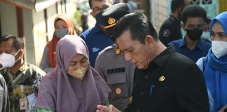 Serahkan STB ke Warga Kampung Bulang, Gubernur Ansar Launching ASO Tahap I Gubernur Kepulauan Riau H. Ansar Ahmad menandai diberlakukannya Analog Switch Off (ASO) di Provinsi Kepri dengan menyerahkan bantuan Set Top Box (STB) kepada masyarakat Kampung Bulang di Tanjungpinang, Senin (25/4). f, ist