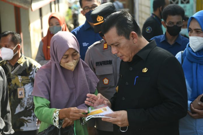 Gubernur Kepulauan Riau H. Ansar Ahmad menandai diberlakukannya Analog Switch Off (ASO) di Provinsi Kepri dengan menyerahkan bantuan Set Top Box (STB) kepada masyarakat Kampung Bulang di Tanjungpinang, Senin (25/4). f, ist