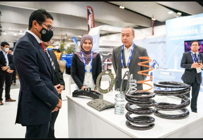 Sandiaga saat menyambangi booth Indonesia di ajang 