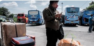 Sandiaga Uno Prediksi Perputaran Uang Capai Rp72 Triliun Disaat ibur Lebaran Pemerintah telah mengizinkan mudik lebaran. Menteri Pariwisata dan Ekonomi Kreatif/Kepala Badan Pariwisata dan Ekonomi Kreatif Sandiaga Salahuddin Uno memperkirakan perputaran ekonomi saat momen libur lebaran tahun 2022 akan mencapai Rp72 triliun F, ist