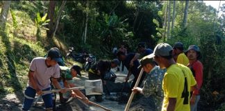 Kodim 0119/Bener Meriah Gotong-Royong Bersama Warga Menjelang Idul Fitri Warga bekerjasama dengan TNI memperbaiki jalan F, ist